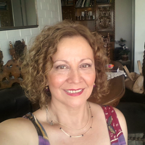 Una mujer sonriendo
Descripción generada automáticamente